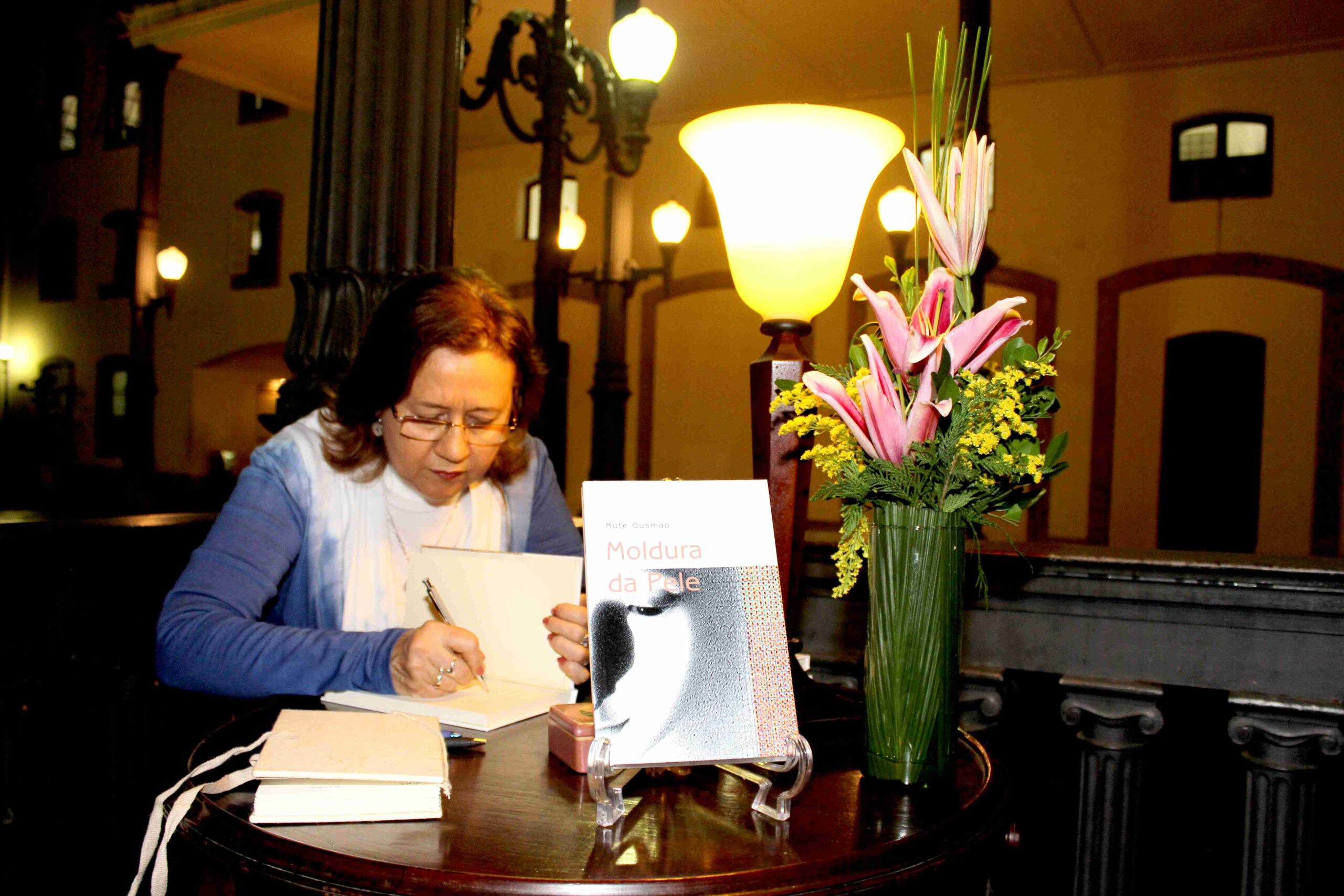 Rute Gusmão no lançamento do livro moldura de pele