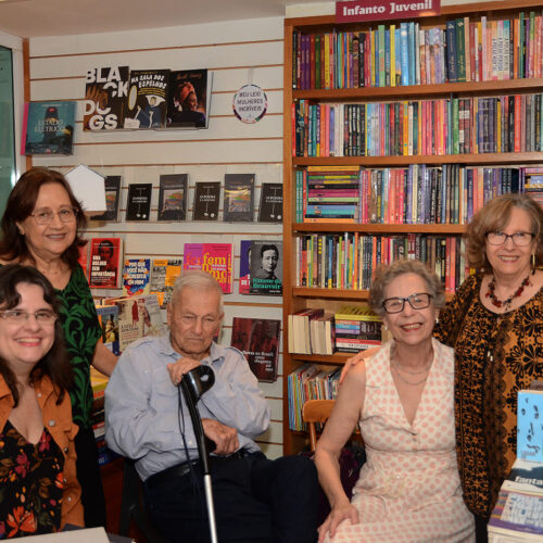 Rute posando com 4 pessoas em livraria no lançamento de seu livro "Vila Desterro"